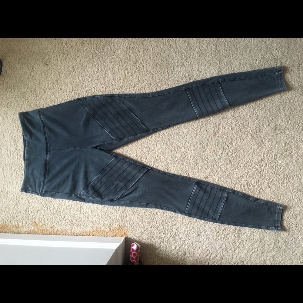 Mossimo gray leggings with line details
